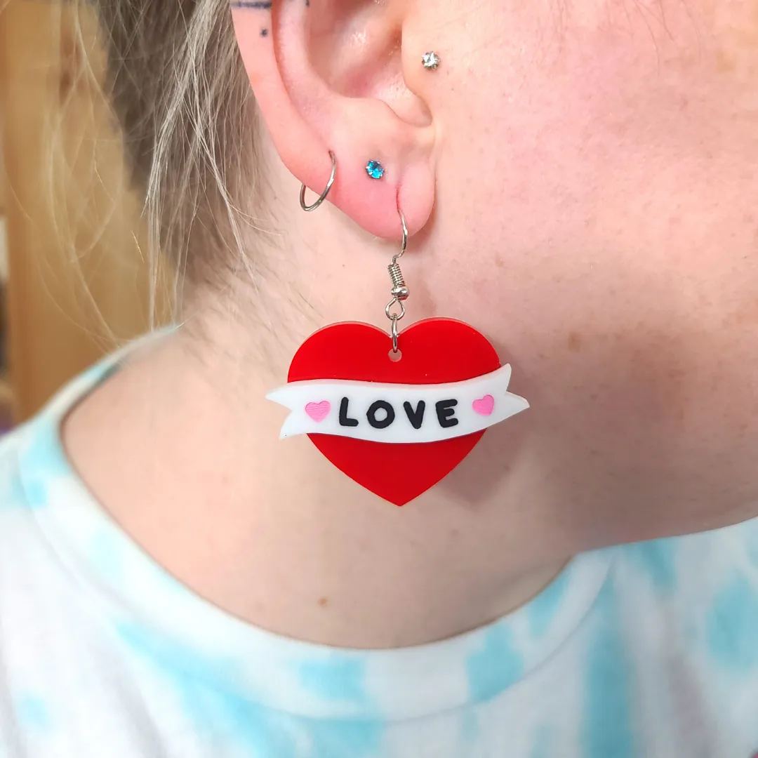 MiniKitty Love Hearts valentin-øredobber rød akryl