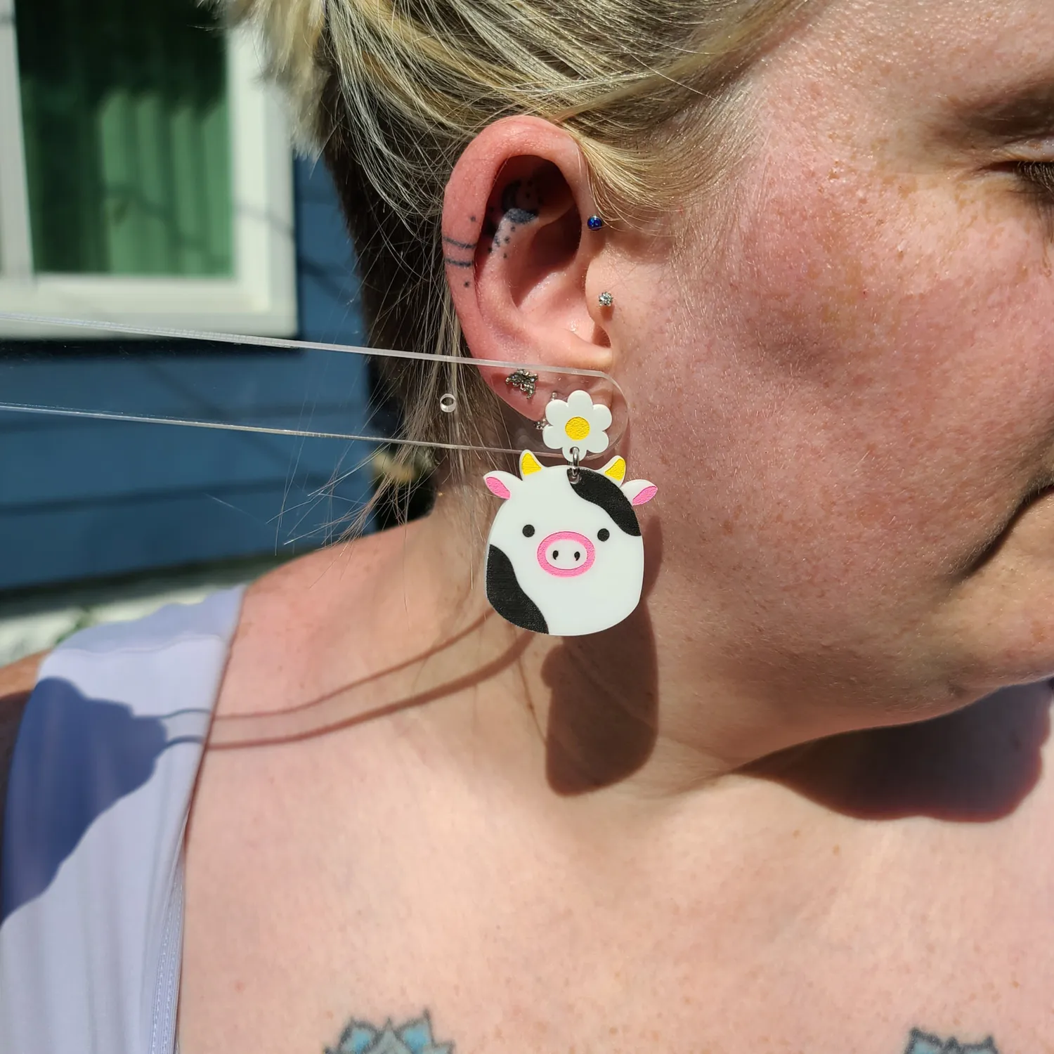 MiniKitty Squish Cow Daisy øredobber hvit akryl