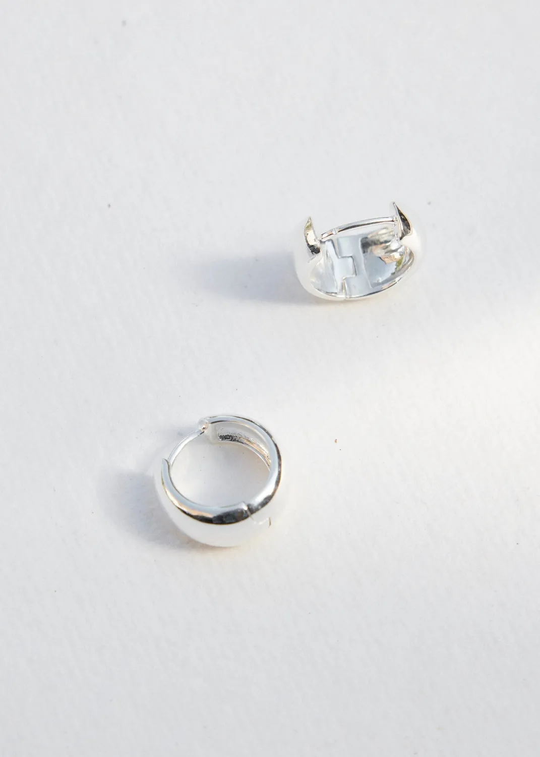 Studio Bille Curved Form Hoops Mini øreringe 1 cm