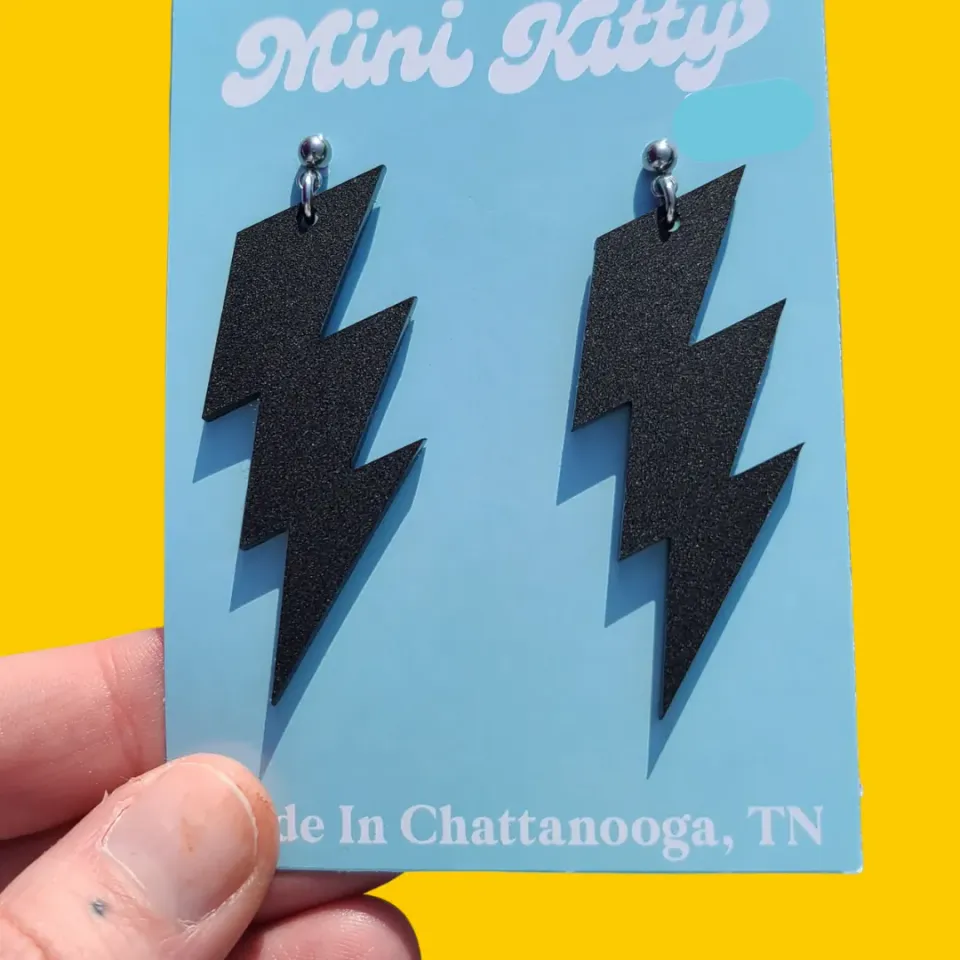 MiniKitty Matte Black Lightning øredobber matt svart akryl