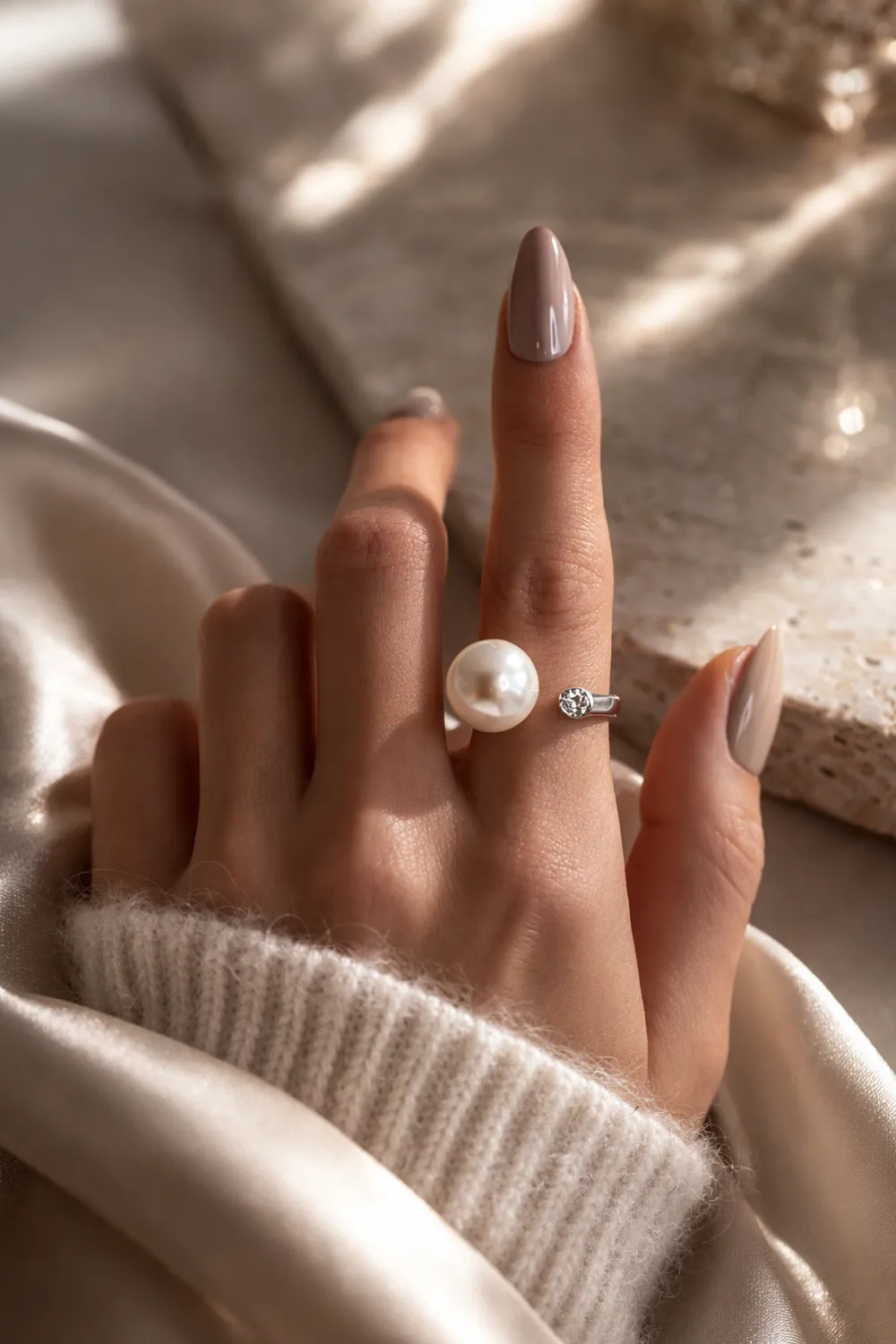 IOAKU Linear Pearl Luxury perlering gull str 7-8