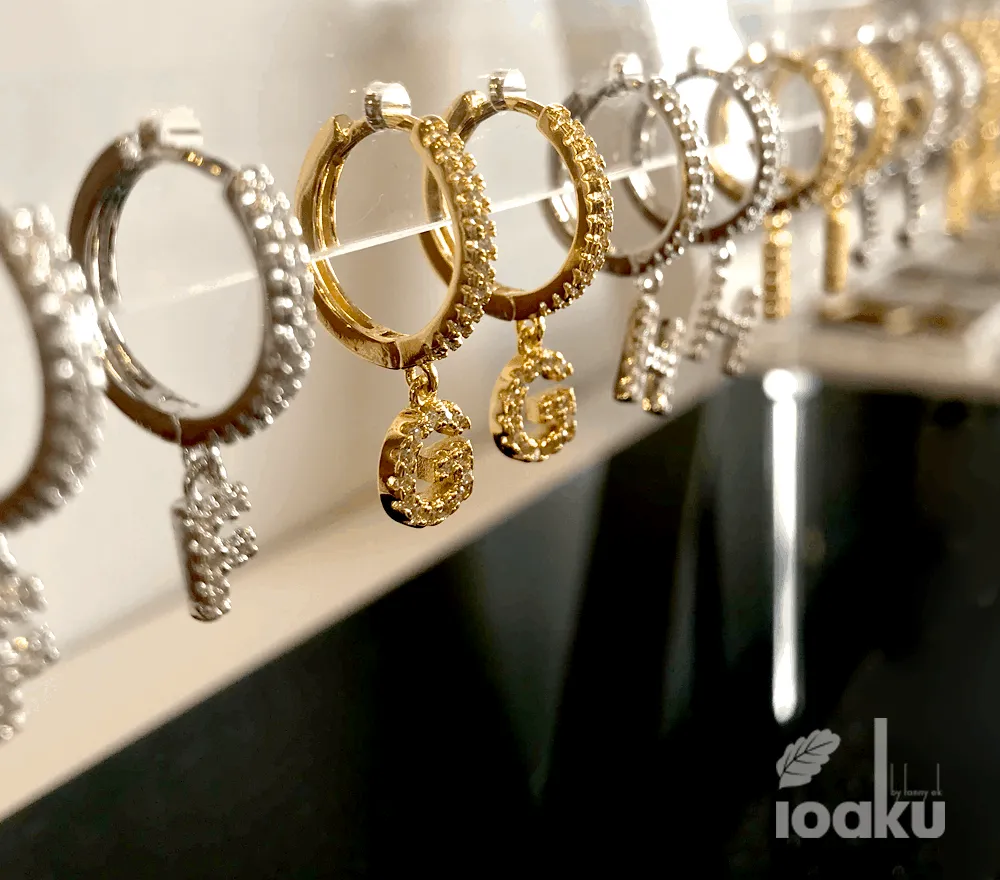 IOAKU Identity Sparkle Hoop Micro A øredobber gull