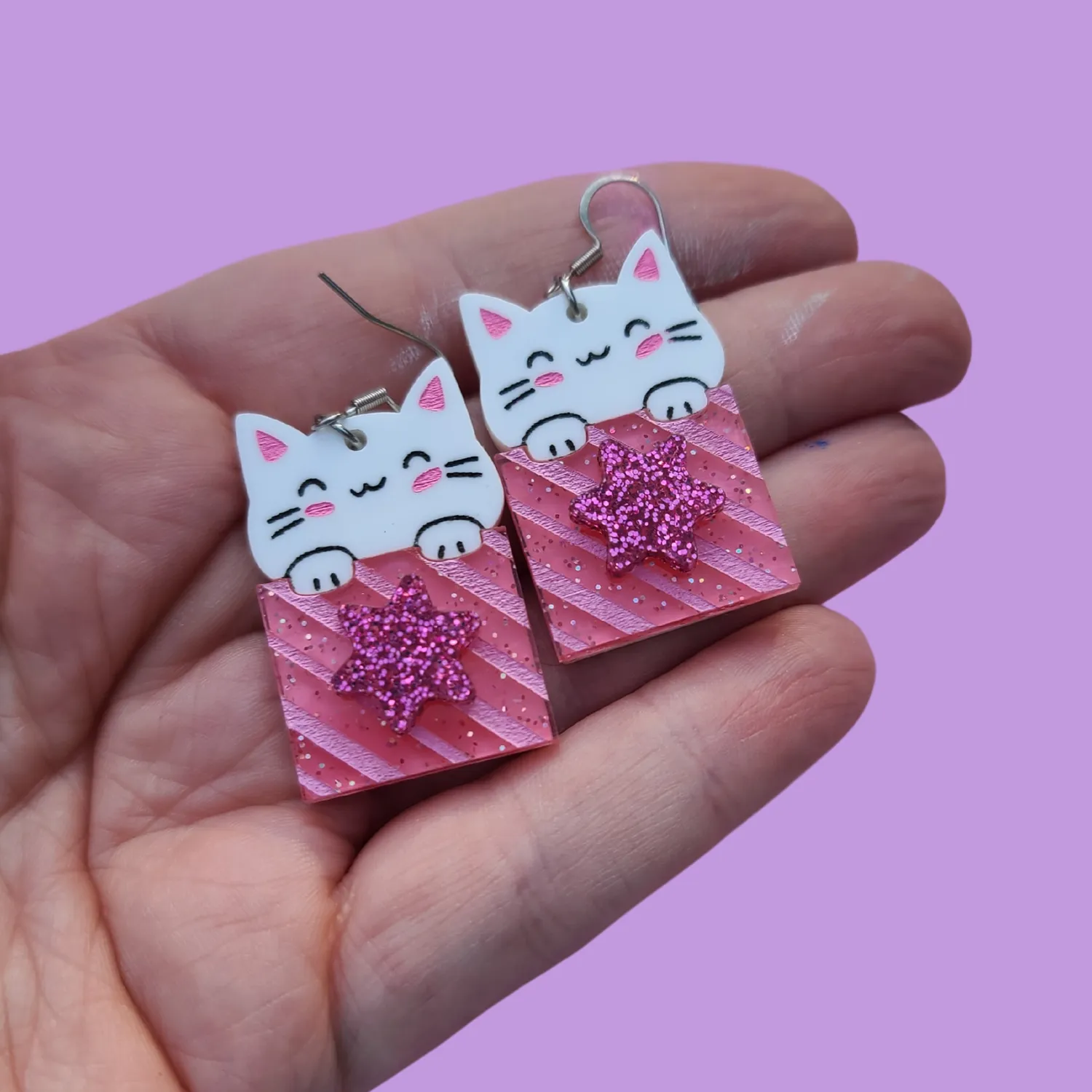MiniKitty Cat with Present Pink Sparkles øredobber akryl jul