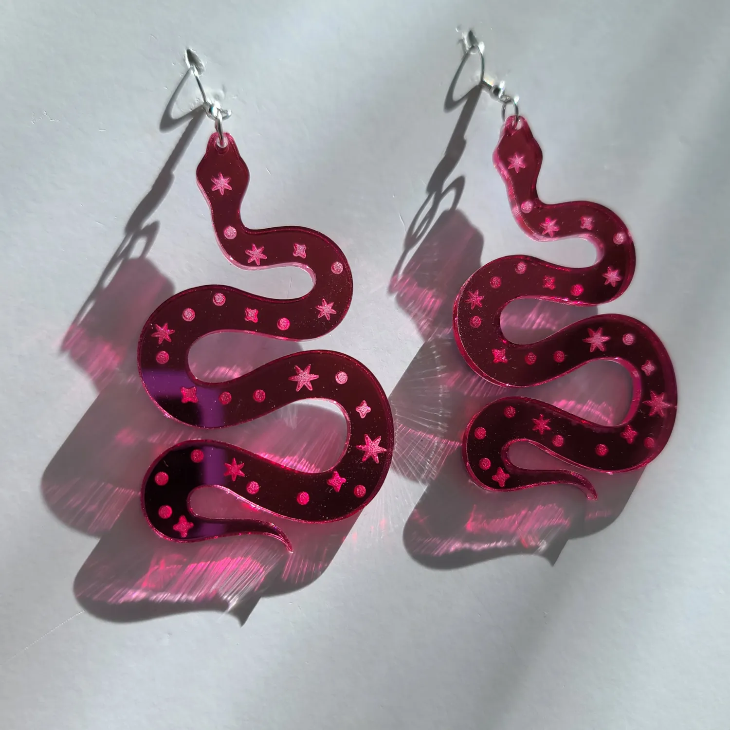 MiniKitty Celestial Snakes Large øredobber speilrosa akryl