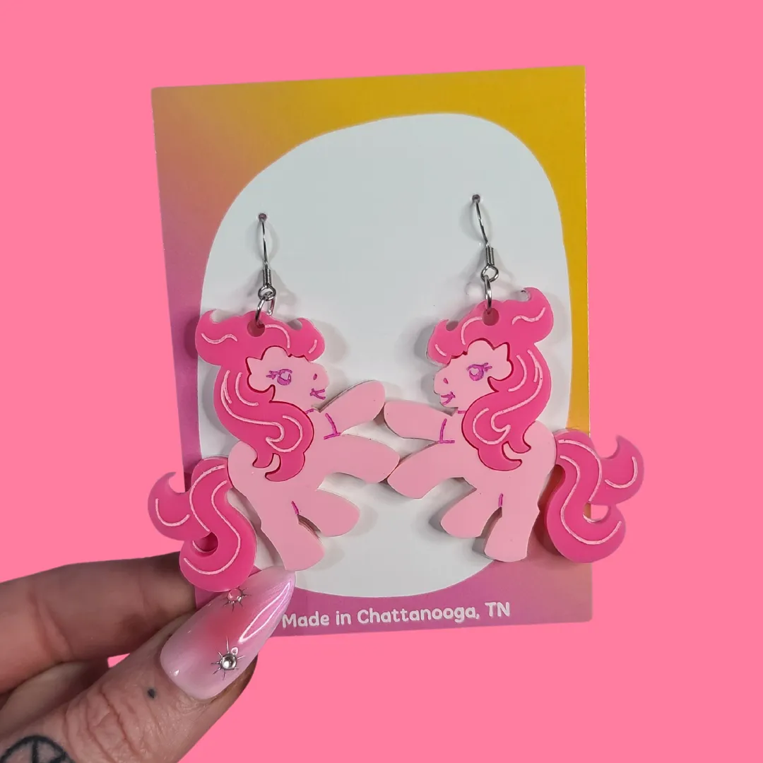 MiniKitty Pink Pony øredobber rosa akryl statement