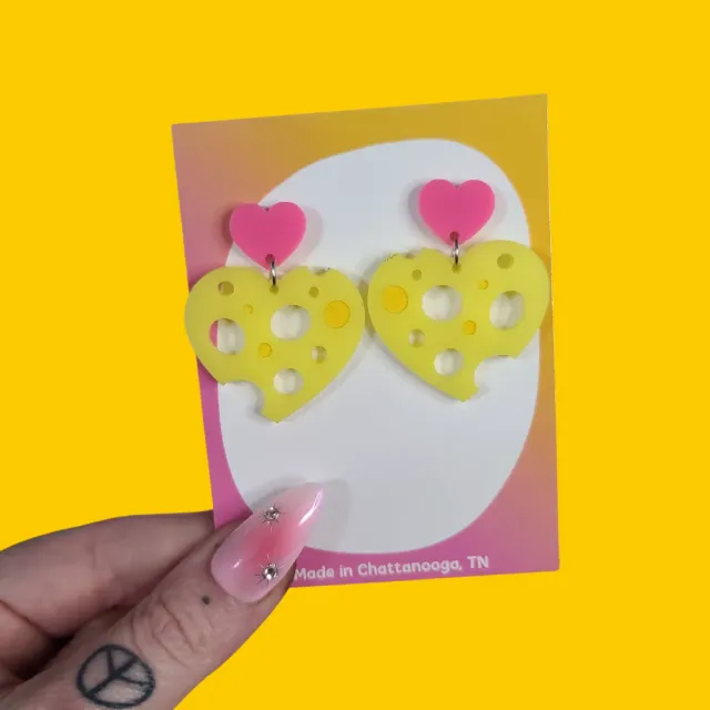 MiniKitty Cheese Love Heart øredobber akryl gult hjerte