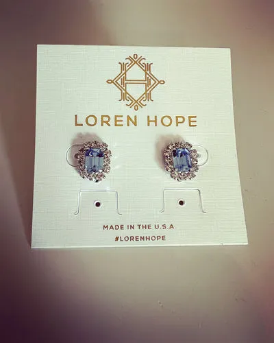 Loren Hope Tati Studs øredobber lyseblå 1,3 cm