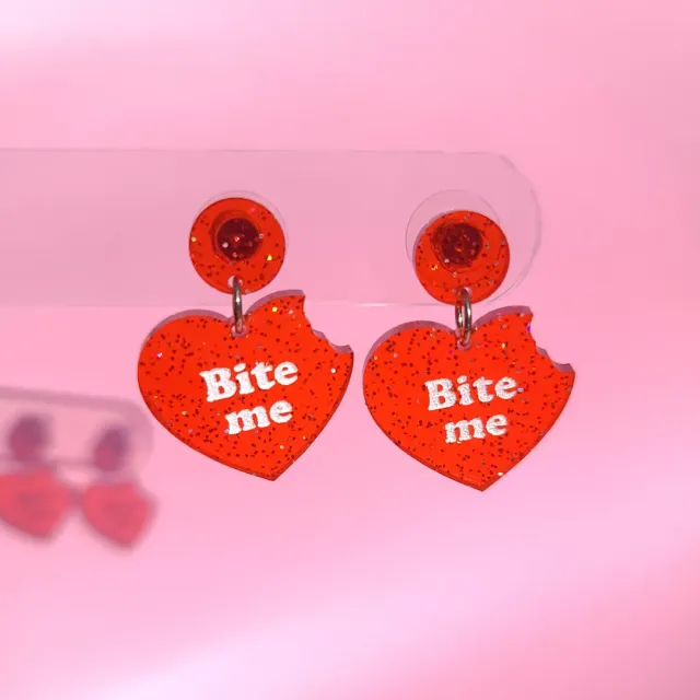 MiniKitty Bite Me Hearts øredobber akryl hjerter