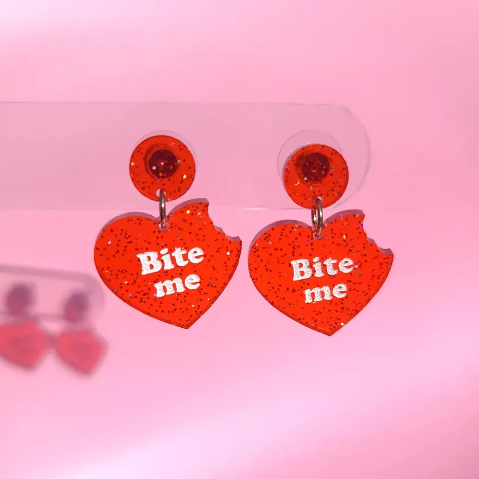 MiniKitty Bite Me Hearts øredobber akryl hjerter