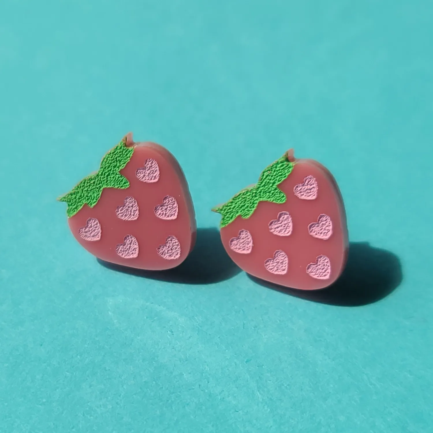 MiniKitty Tiny Strawberry Studs øredobber akryl små
