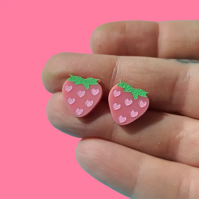 MiniKitty Tiny Strawberry Studs øredobber akryl små