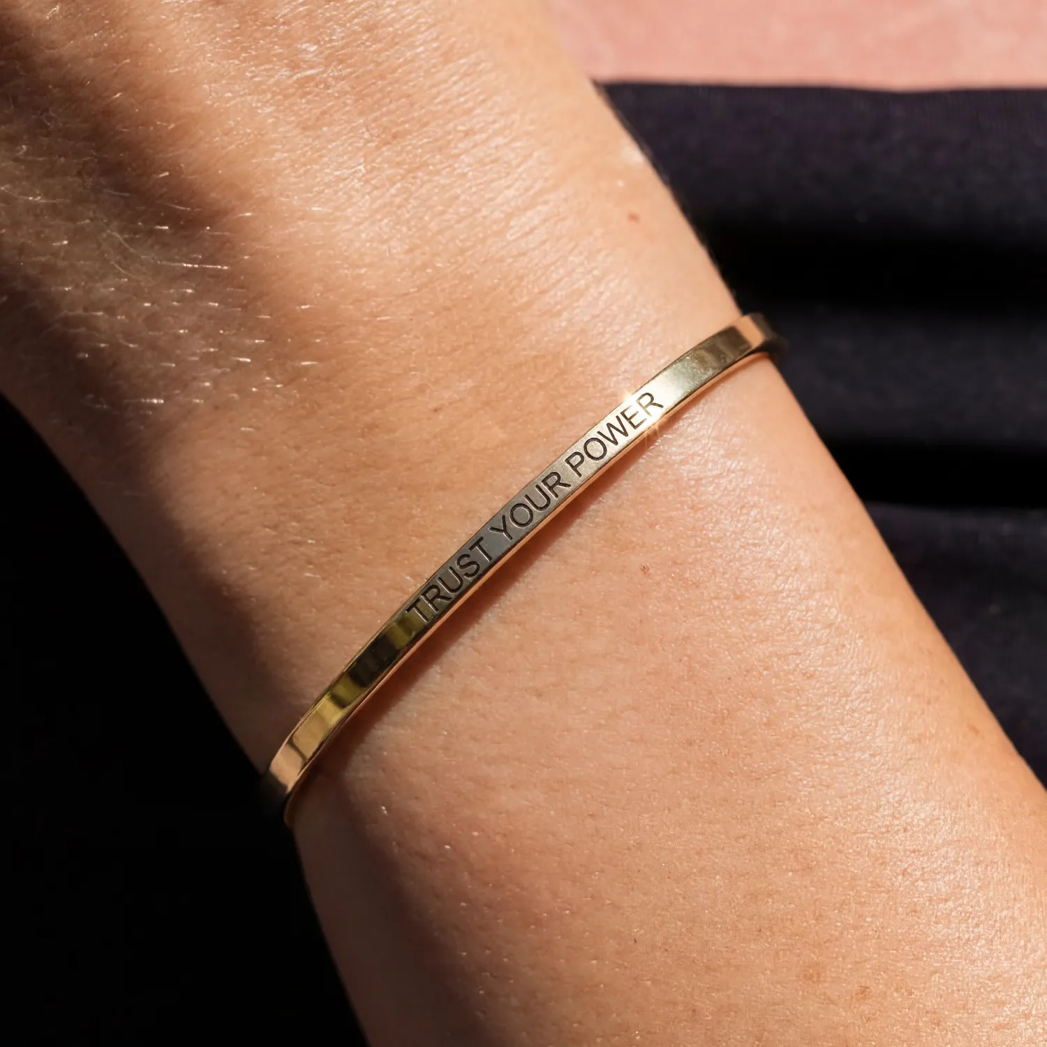 IOAKU Trust Your Power cuff armbånd gull statement