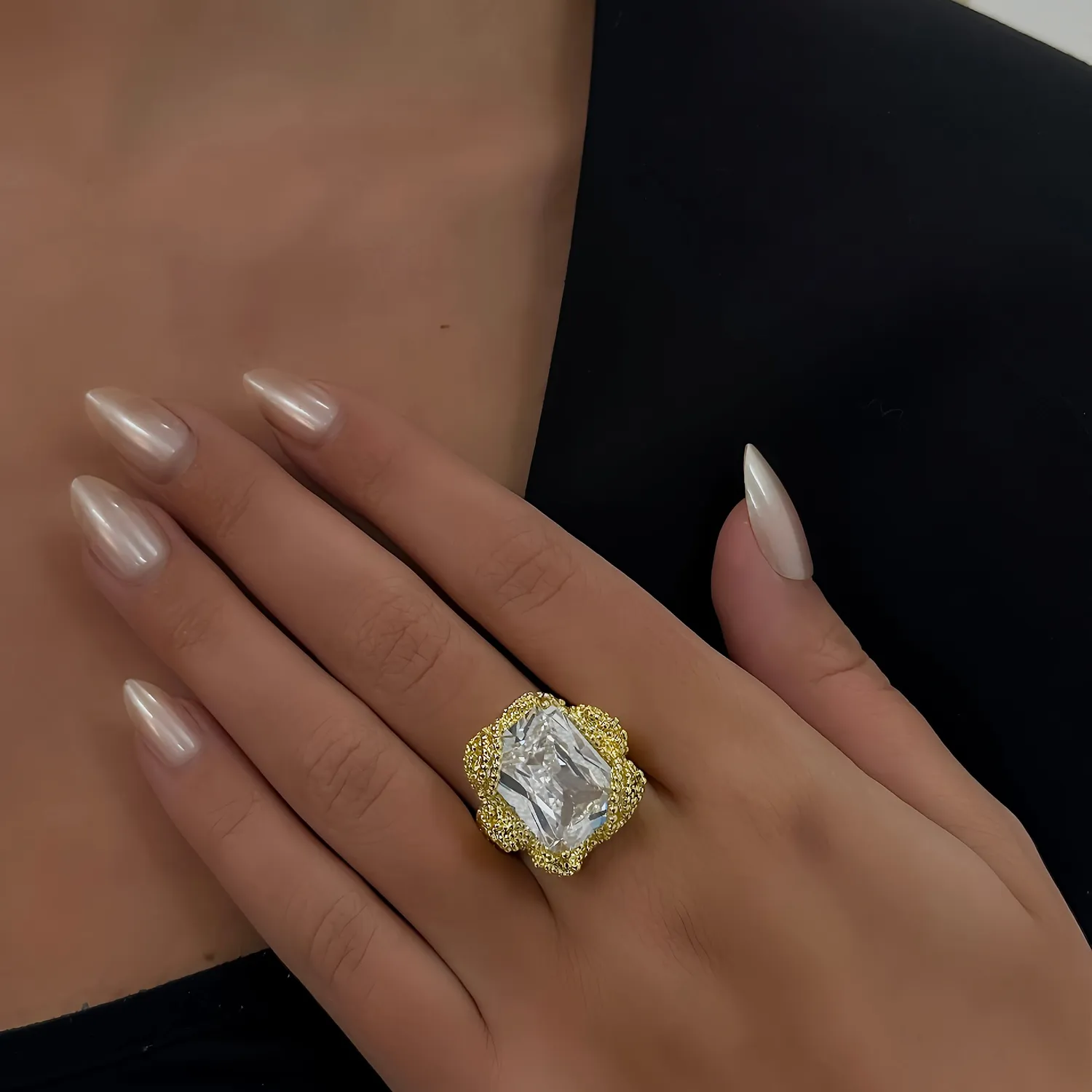 IOAKU Icon Edit Ring hvit ring gull str 7 messingsten