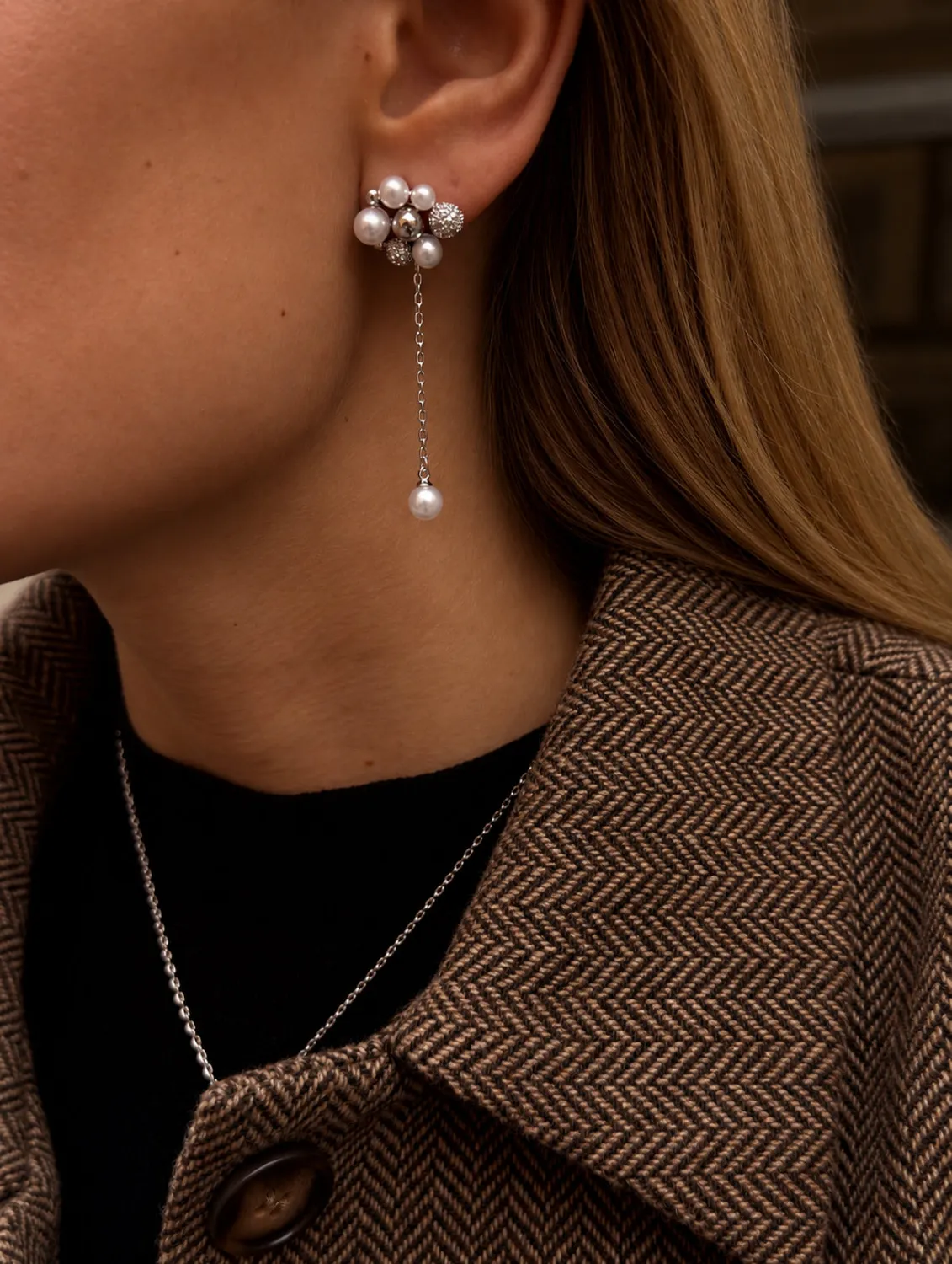IOAKU Berry Pearl Petite Hanging øredobber gull perle