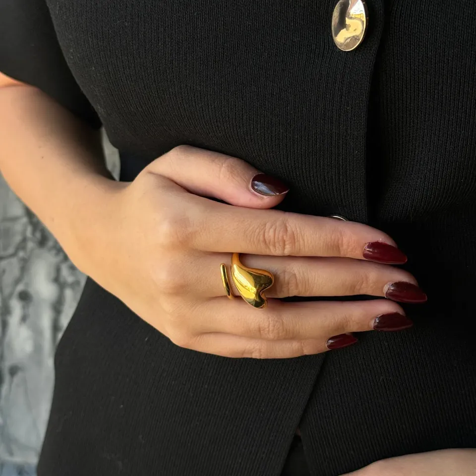 IOAKU Folded Heart ring justerbar gull