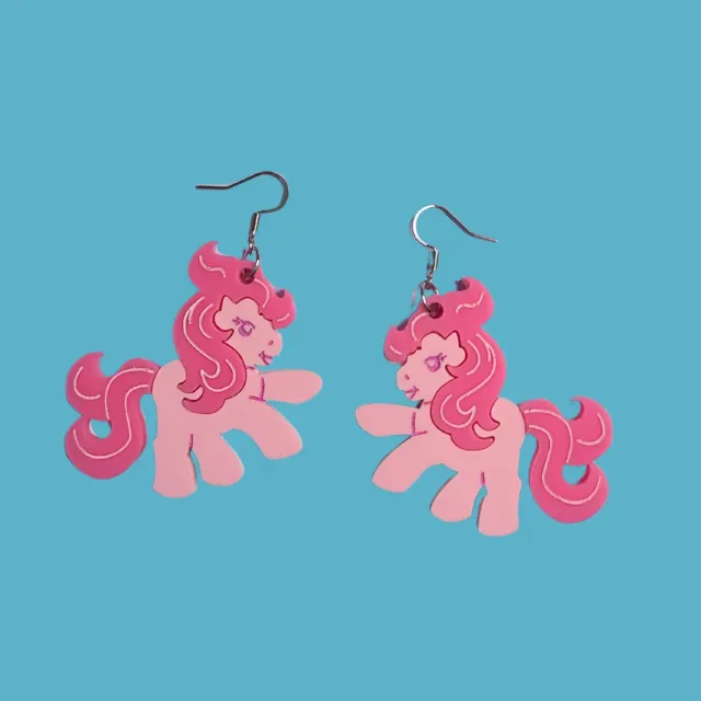 MiniKitty Pink Pony øredobber rosa akryl statement