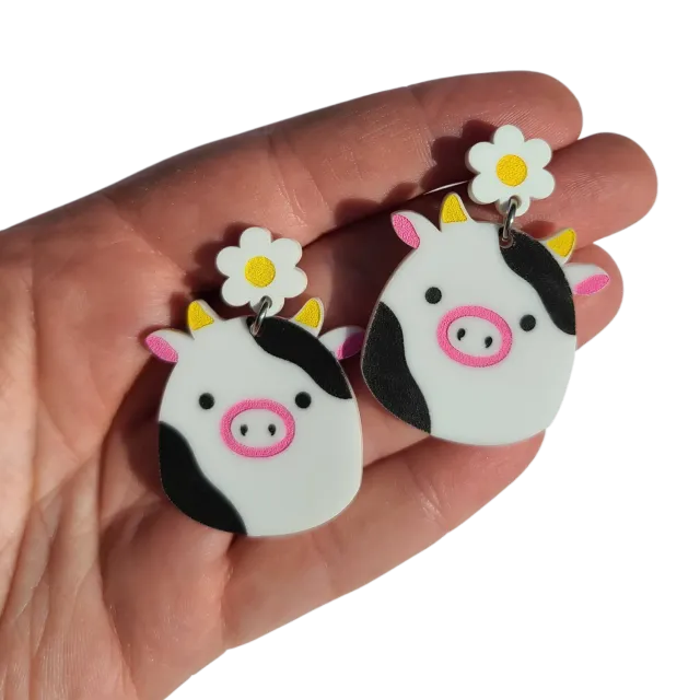 MiniKitty Squish Cow Daisy øredobber hvit akryl