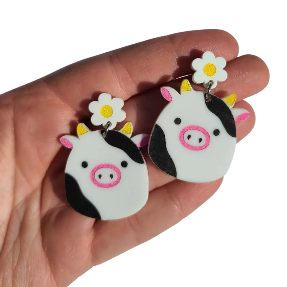 MiniKitty Squish Cow Daisy øredobber hvit akryl