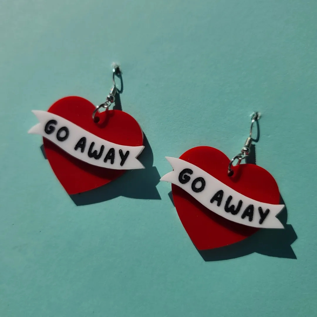 MiniKitty Go Away Hearts øredobber hjerter akryl