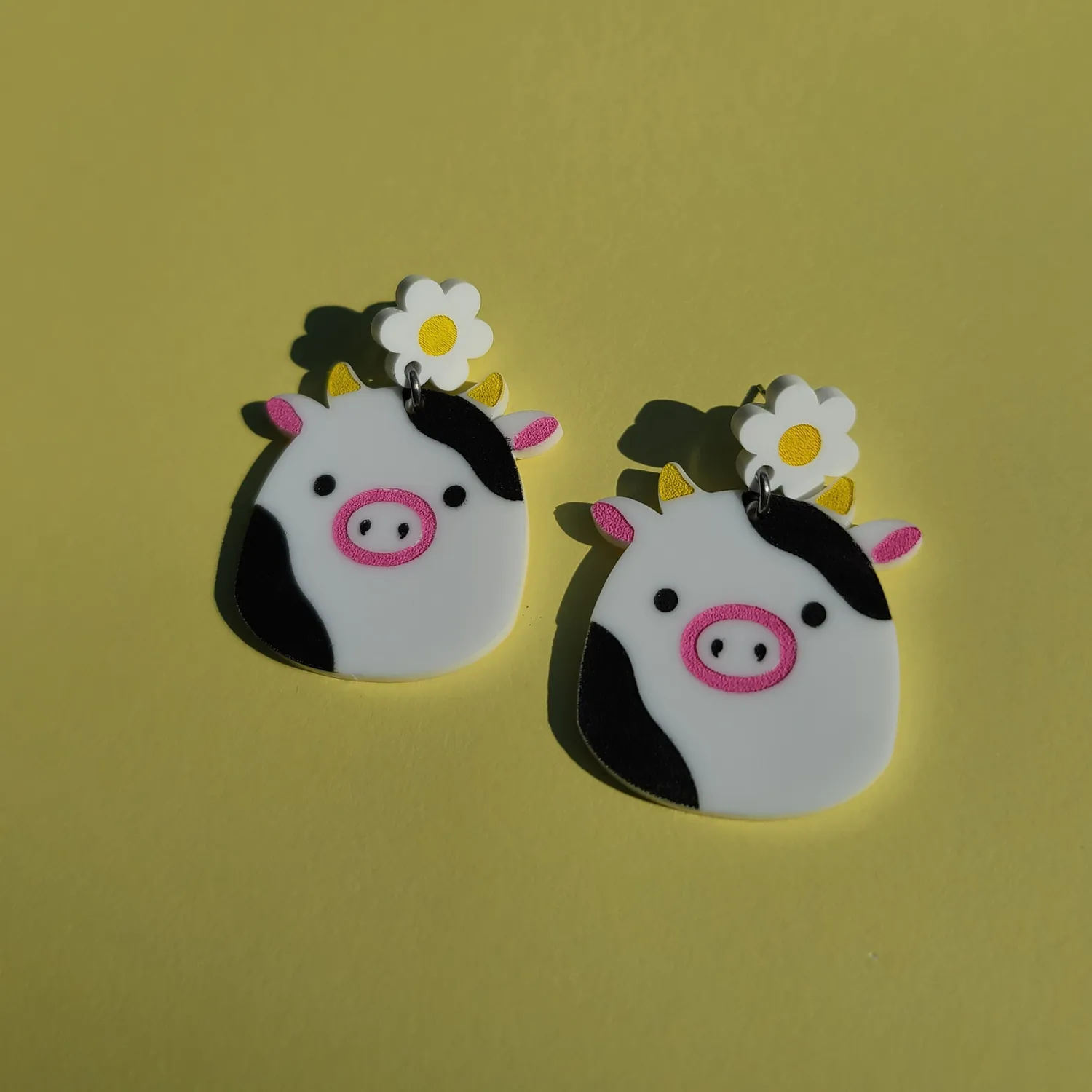 MiniKitty Squish Cow Daisy øredobber hvit akryl
