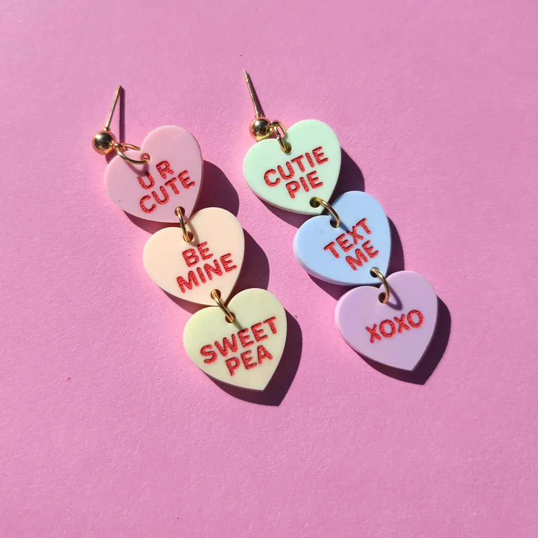 MiniKitty Conversation Heart Trios øredobber søt akryl
