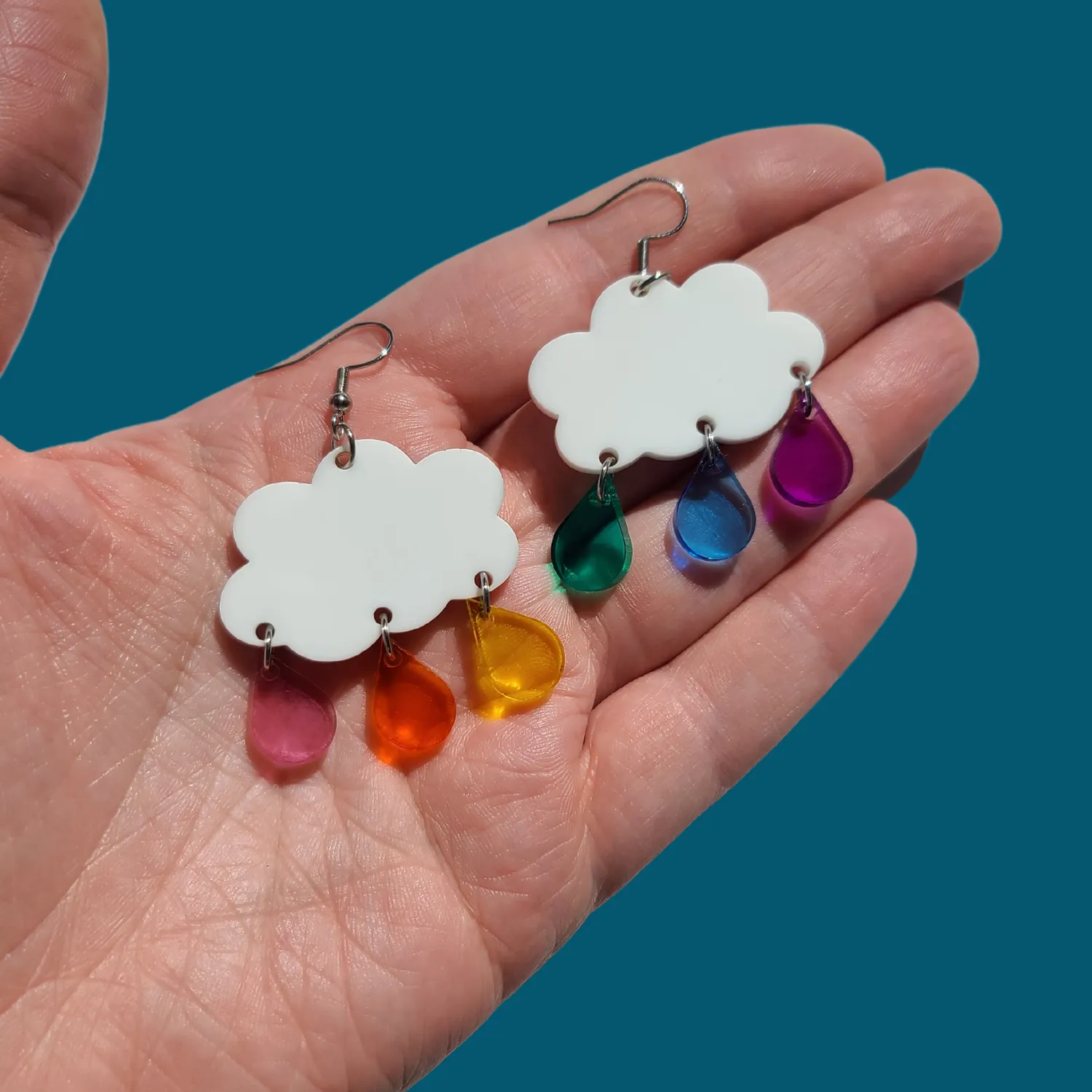 MiniKitty White Clouds øredobber regnbue dråper