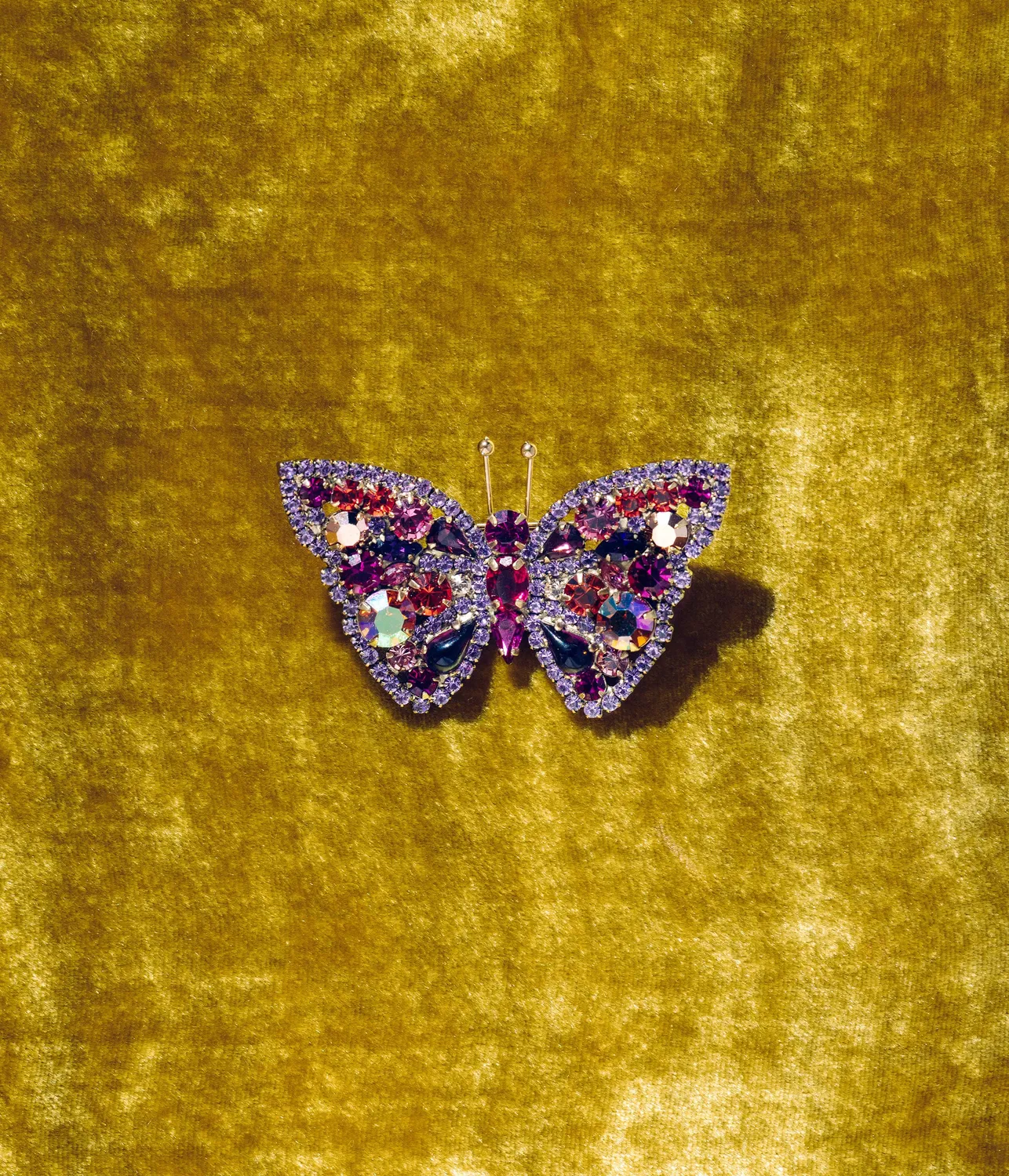 Loren Hope Butterfly brosje fuchsia glass限 vintagestein