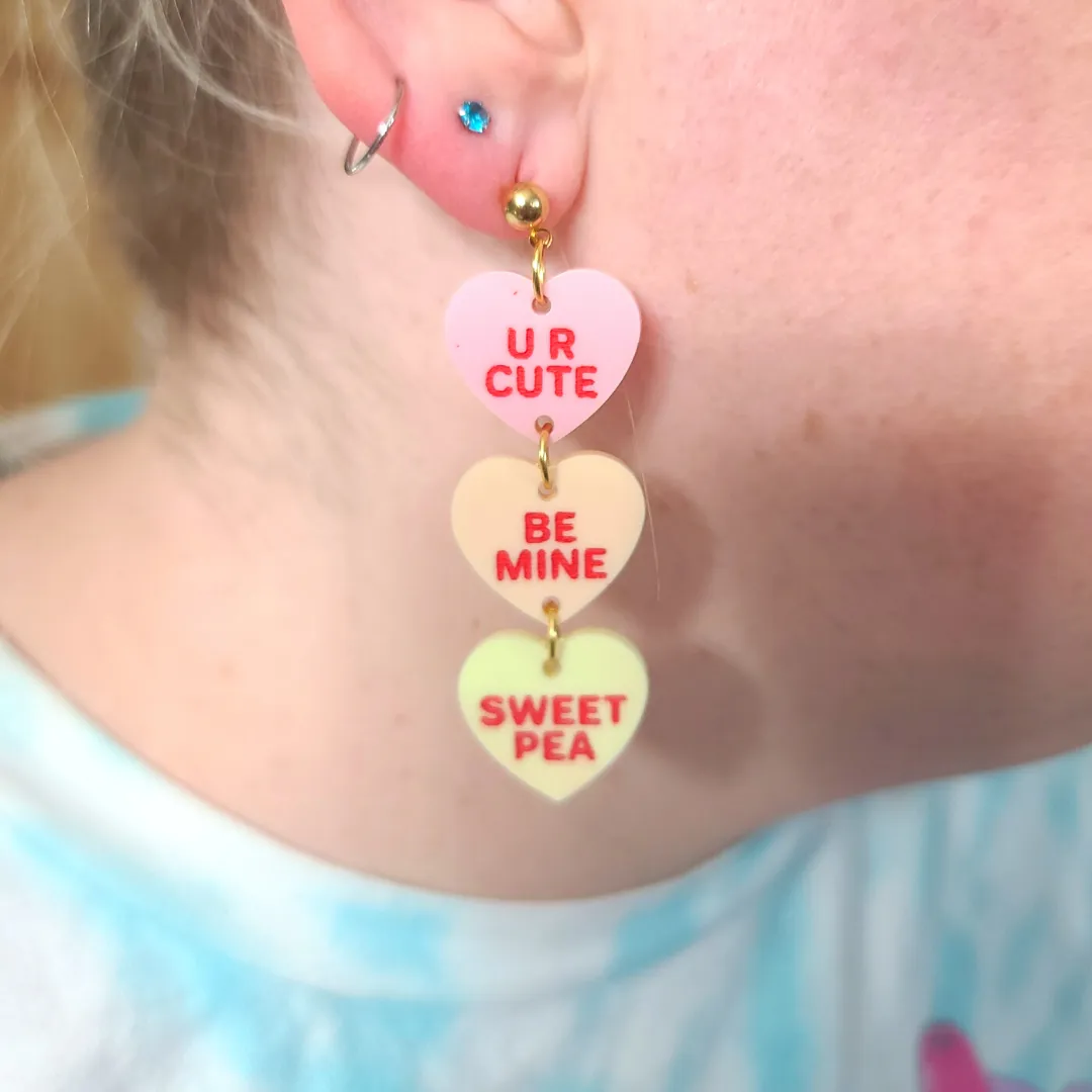 MiniKitty Conversation Heart Trios øredobber søt akryl