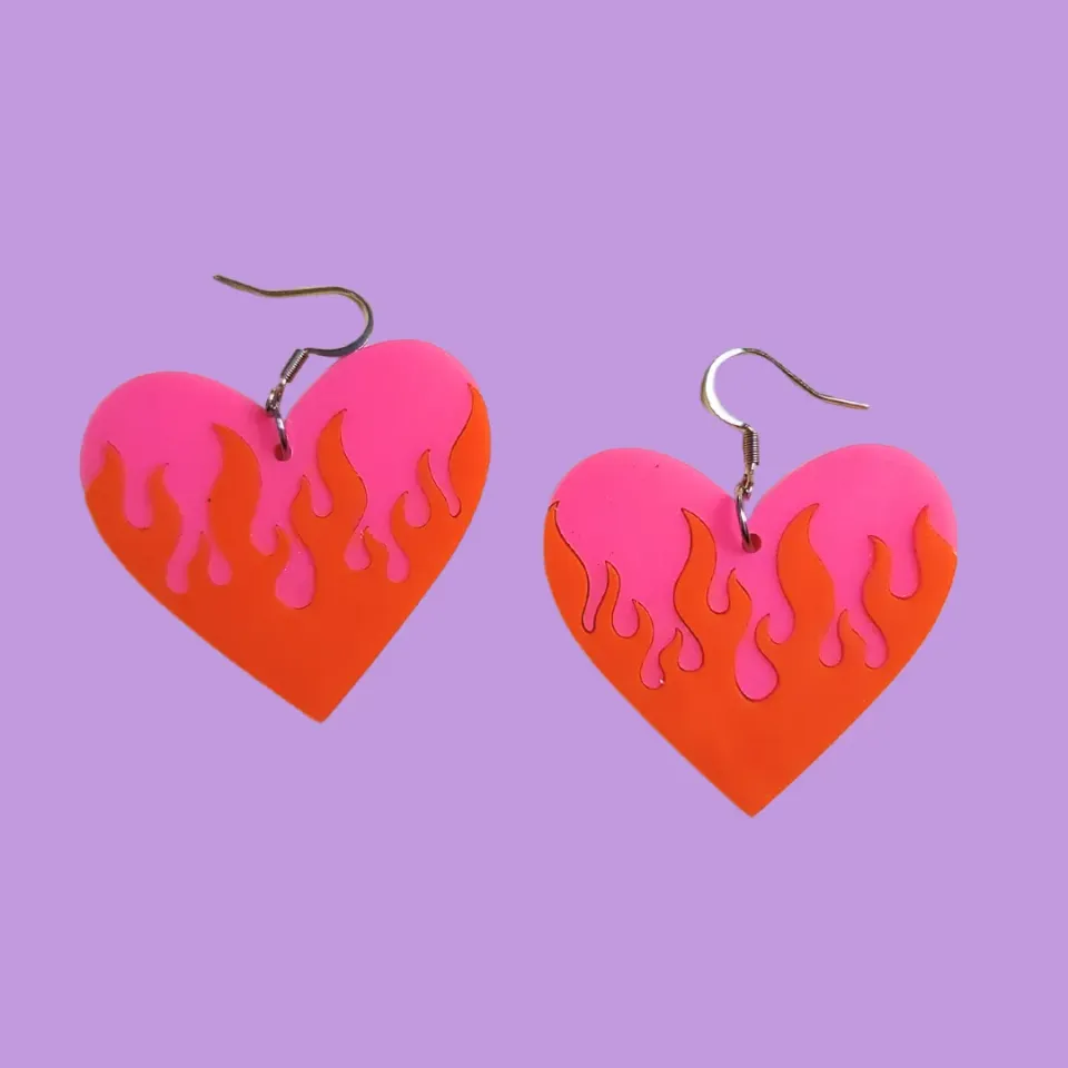 MiniKitty Heart on Fire Pink and Red øredobber hjerte