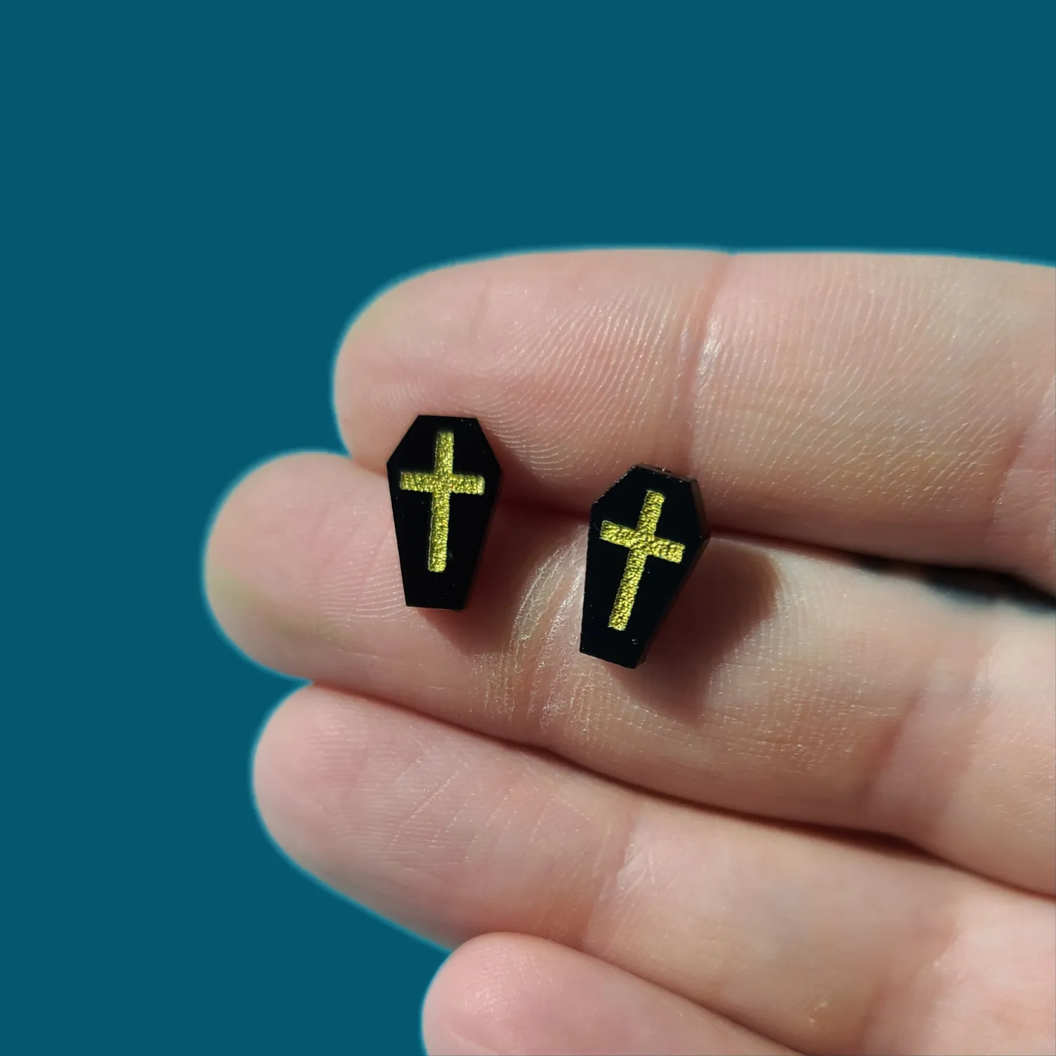 MiniKitty Tiny Coffin Studs øredobber gull svart kiste