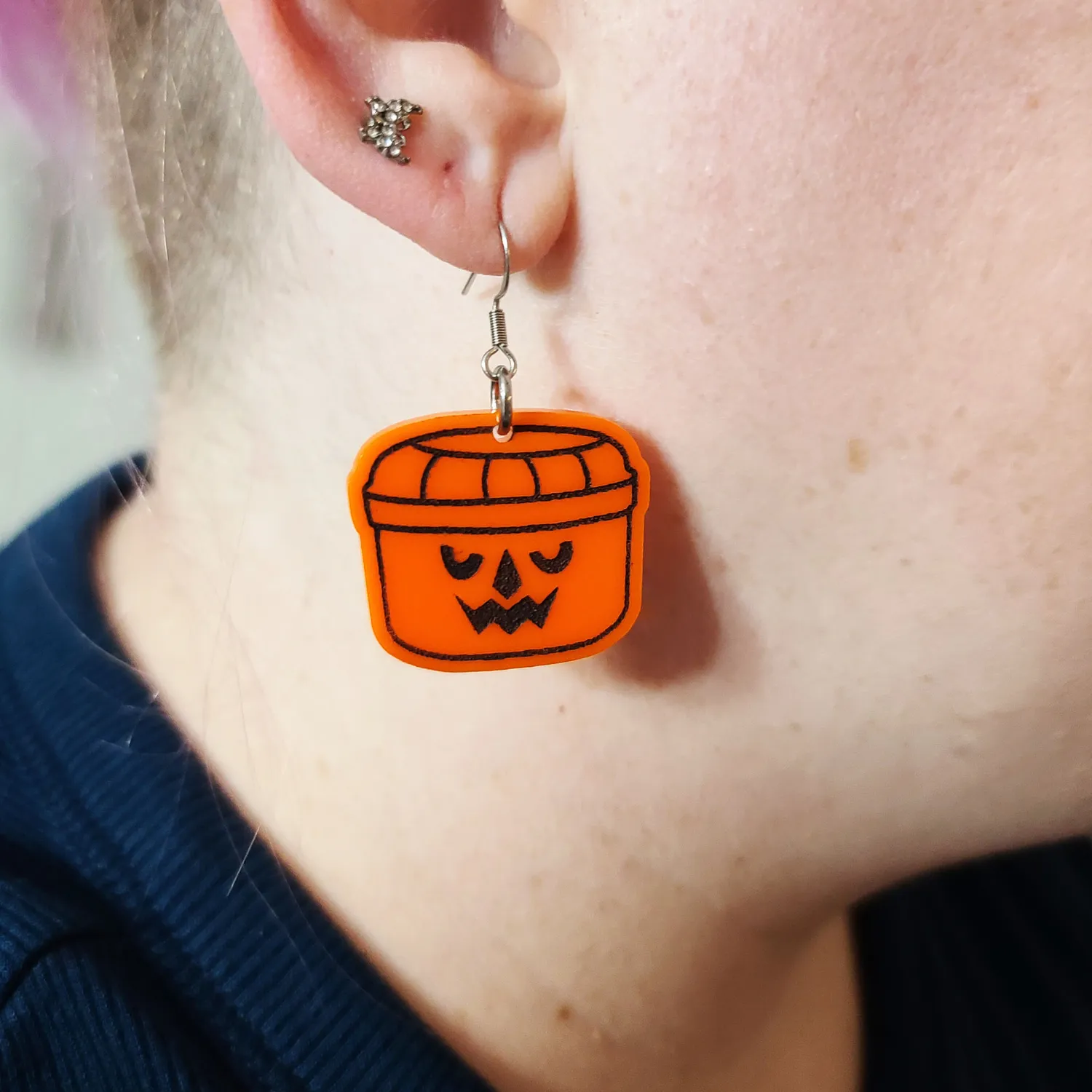 MiniKitty Halloween Pumpkin Bucket øredobber gull akryl
