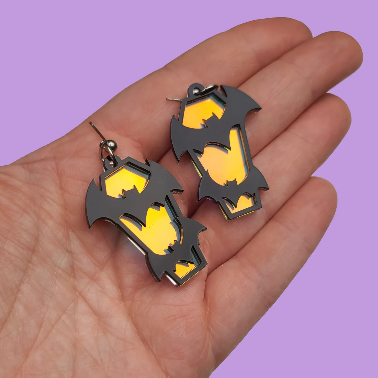 MiniKitty Bats on Coffin øredobber sølv iriserende