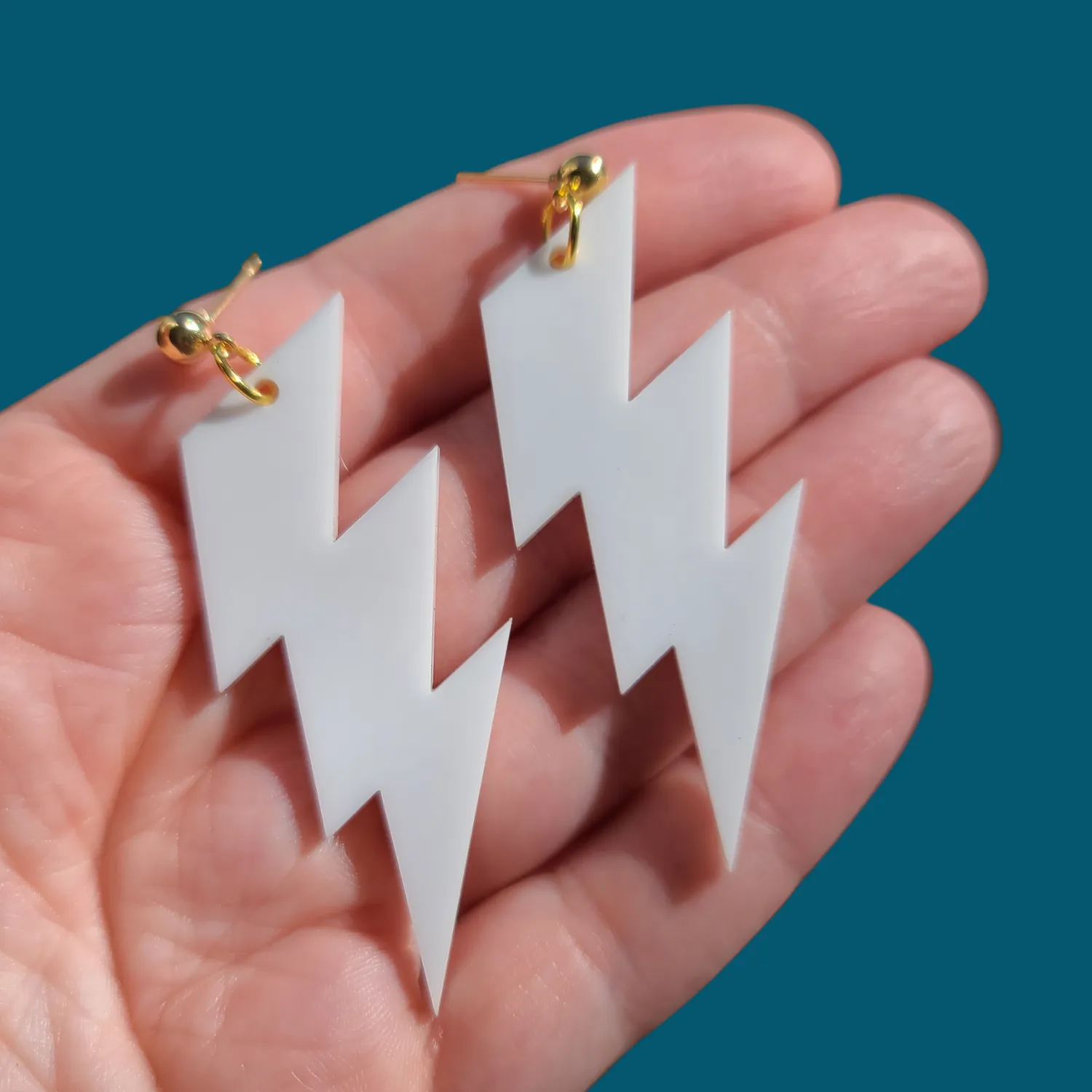 MiniKitty White Lightning Bolts øredobber hvite lyn hypoallergene