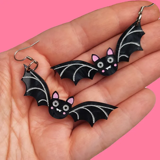 MiniKitty Cute Bats on marbled black øredobber gull lett akryl