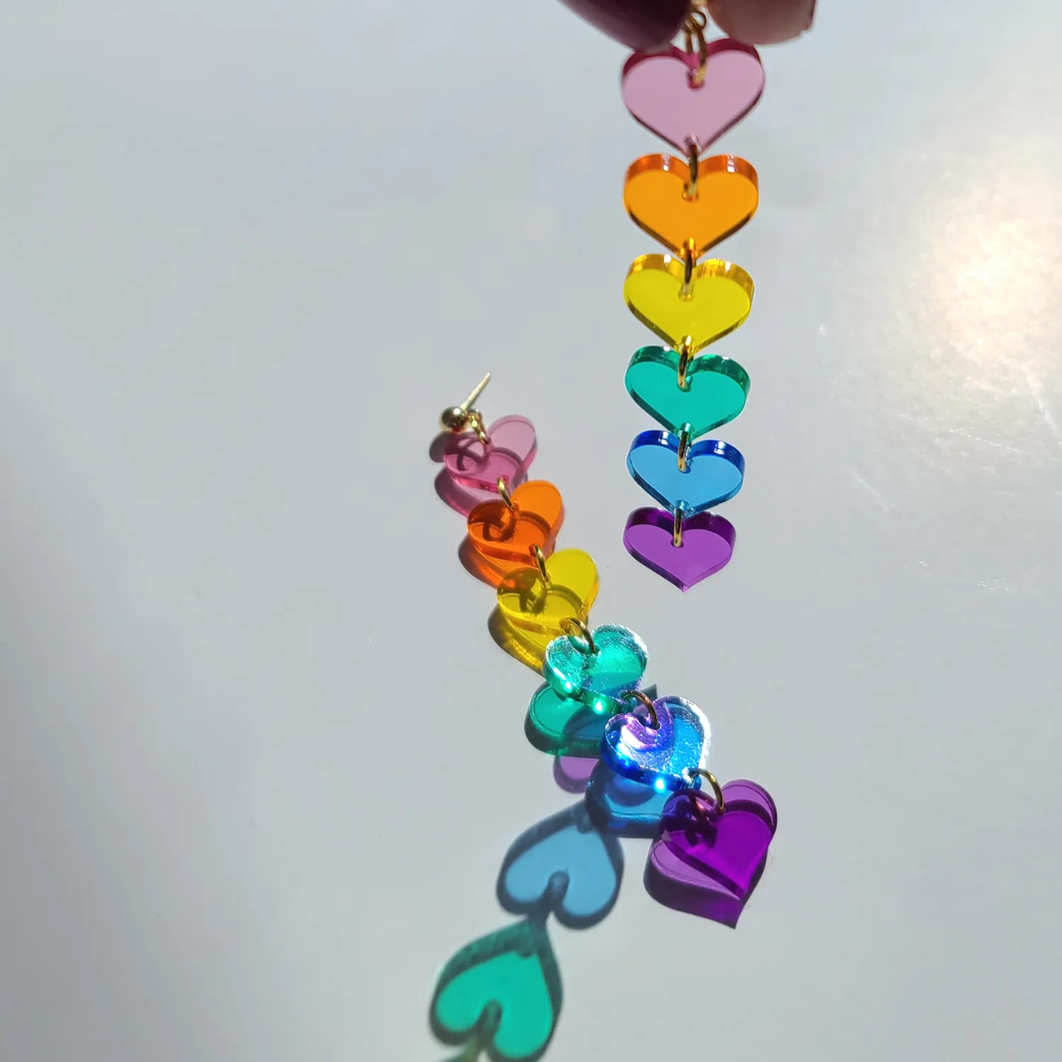 MiniKitty Rainbow Hearts Pride øredobber gjennomsiktig akryl