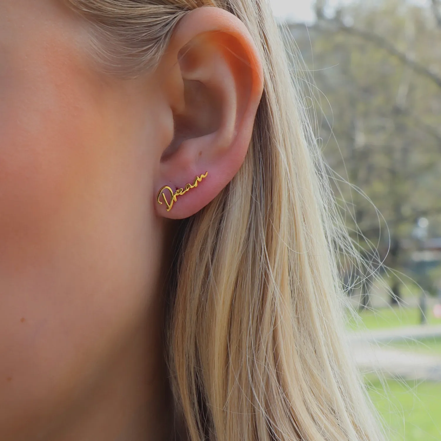 IOAKU Statement Quote Studs ørepynt gull LOVE singel