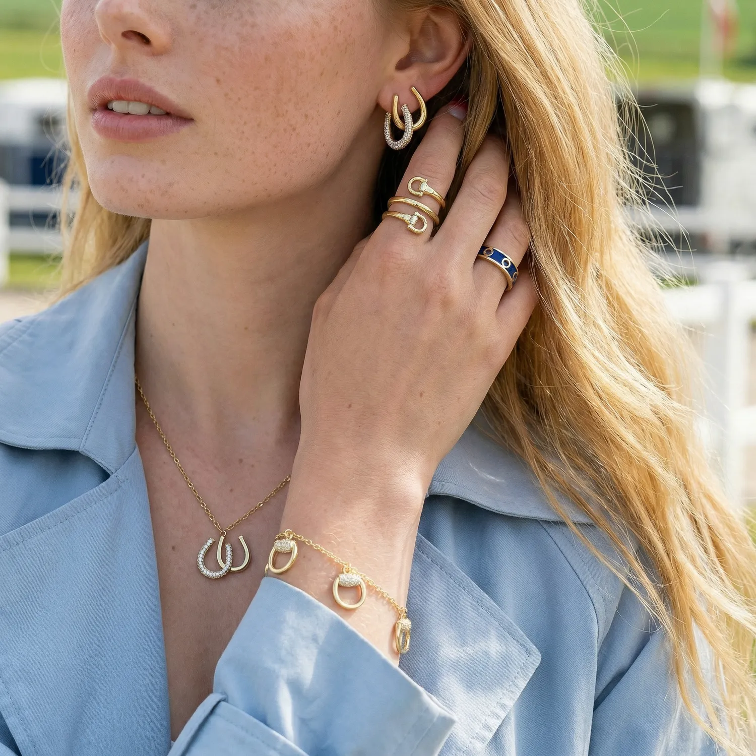 IOAKU Horseshoe Sparkle studs øredobber gull nikkel­fri