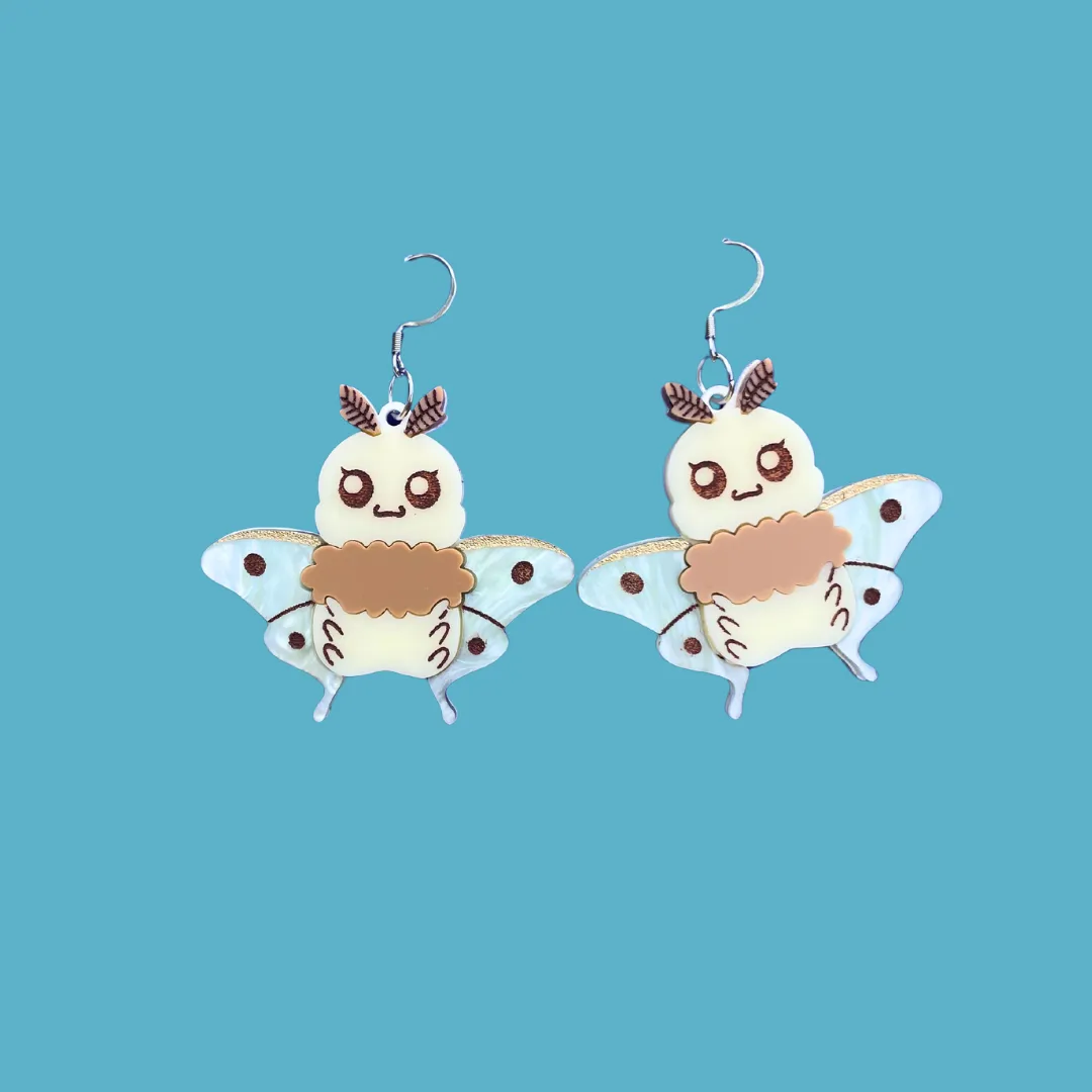 MiniKitty Moth øredobber akryl nattinspirert