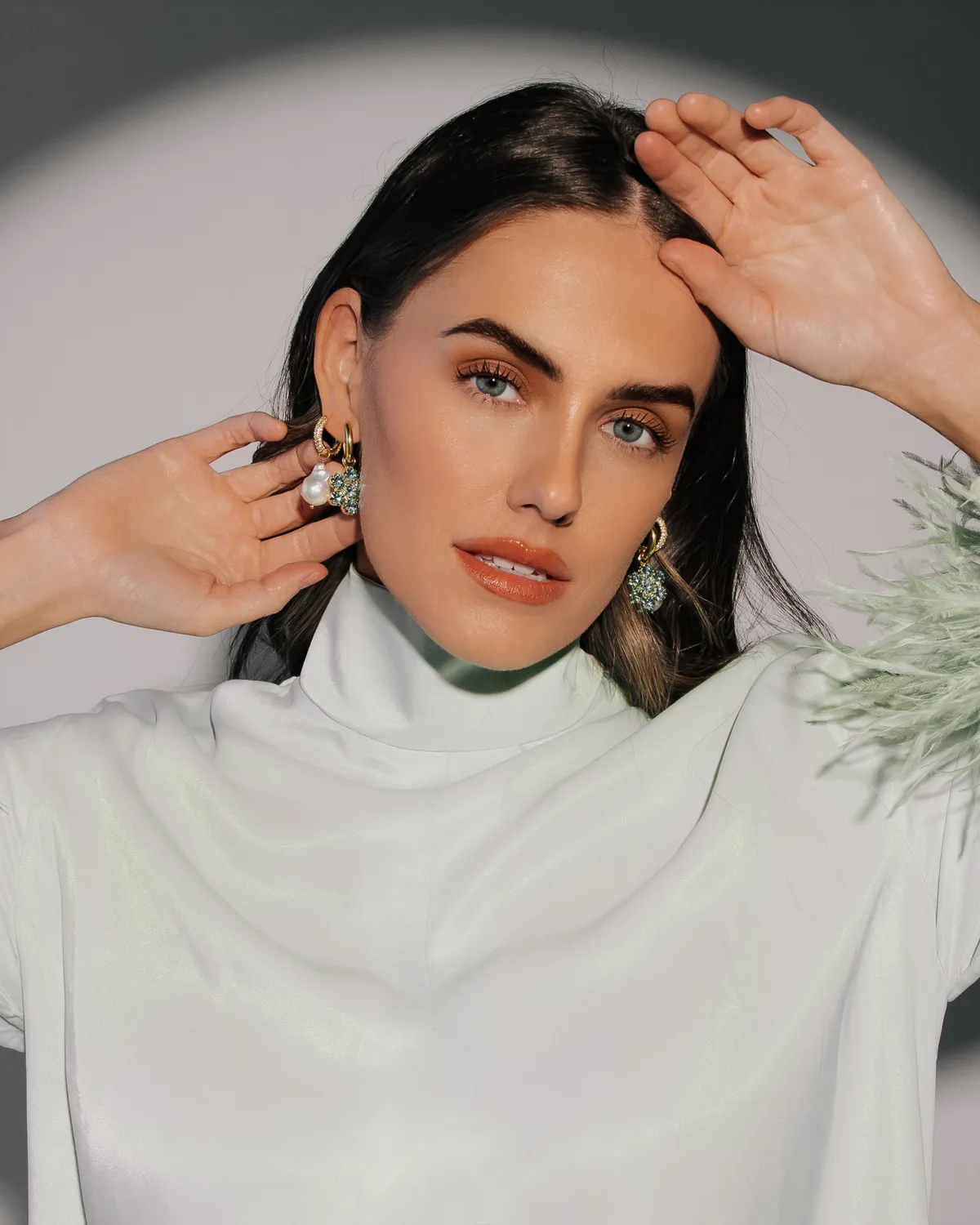Loren Hope Pavé Huggie Hoops øreringer gull