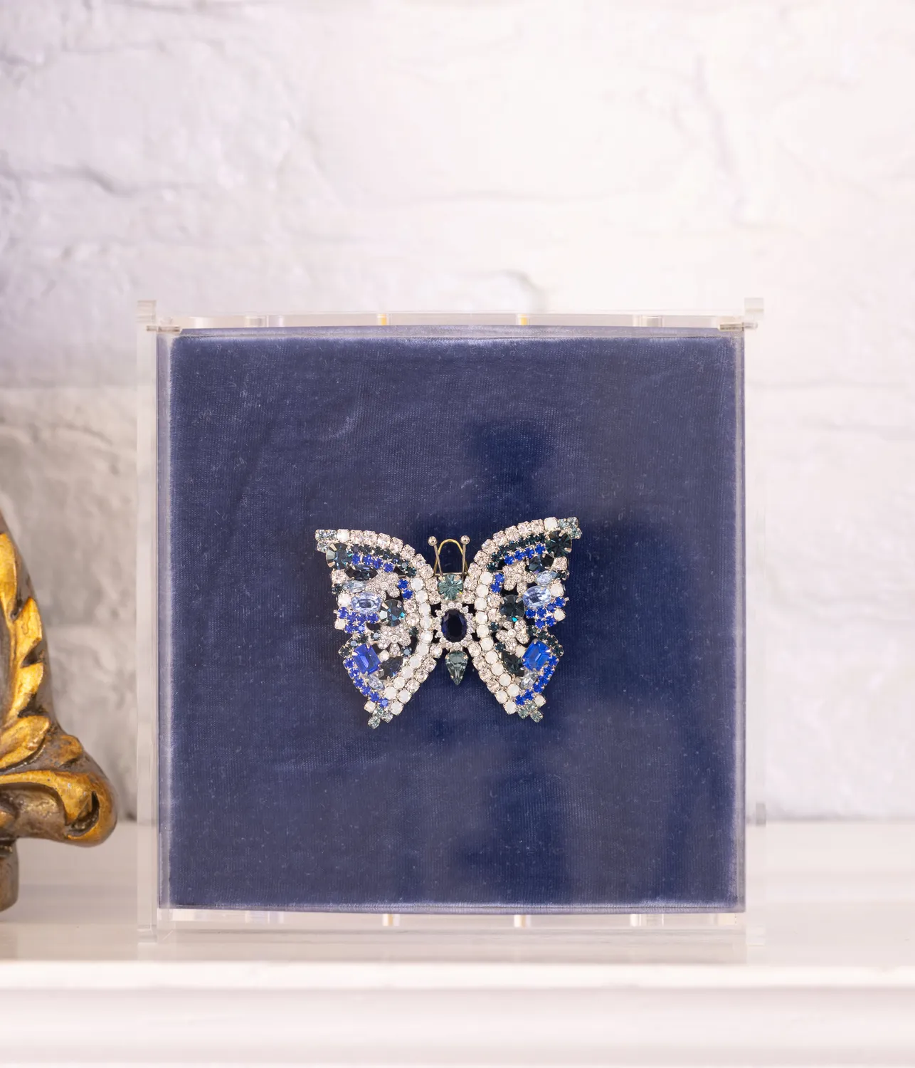 Loren Hope Small Butterfly Crystal Montana Sapphire brosje