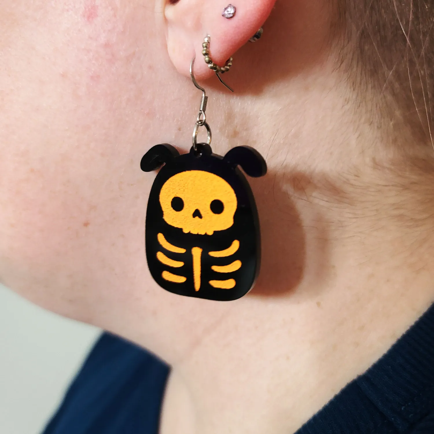 MiniKitty Squish Skeleton Dog øredobber gull akryl