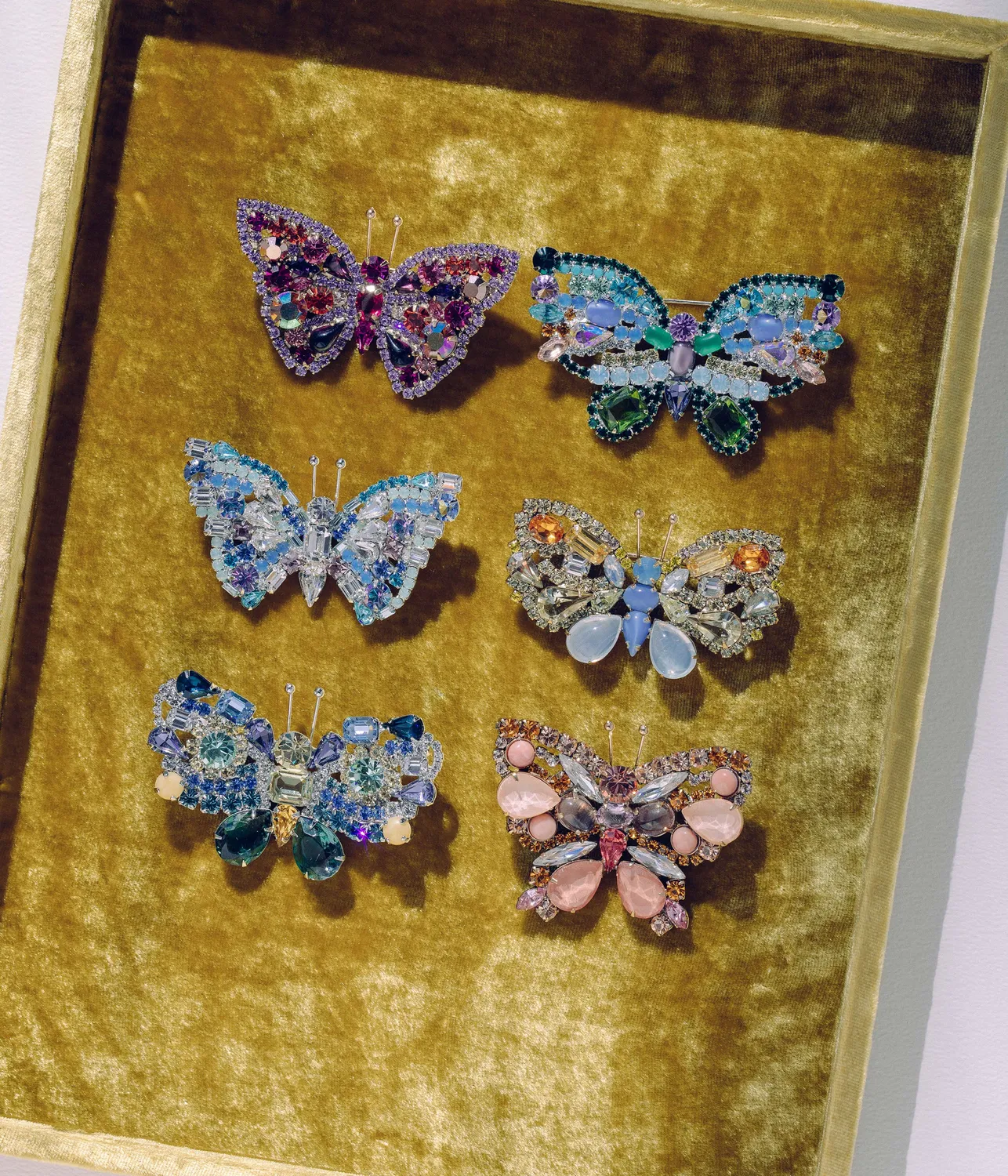 Loren Hope Butterfly brosje fuchsia glass限 vintagestein