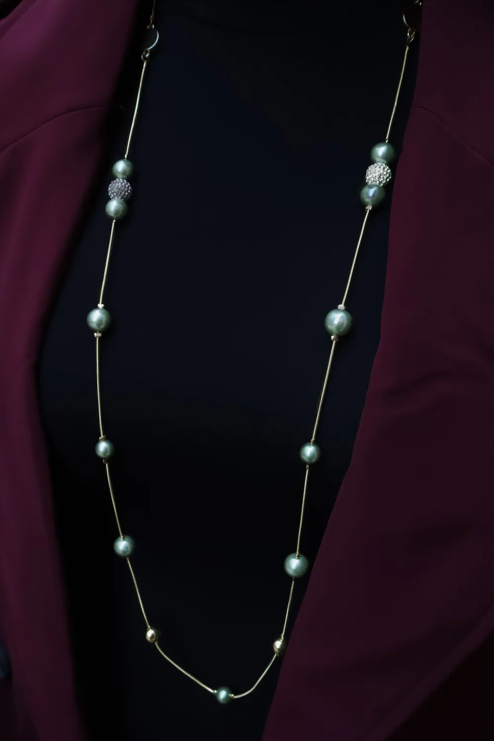IOAKU Berry Pearl Sparkle halskjede salviegrønn perle