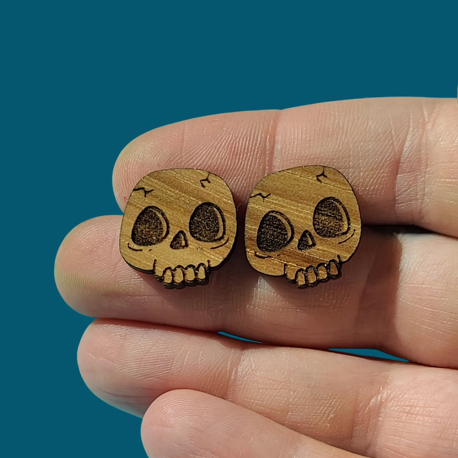 MiniKitty Wooden Skull Studs øredobber akryl