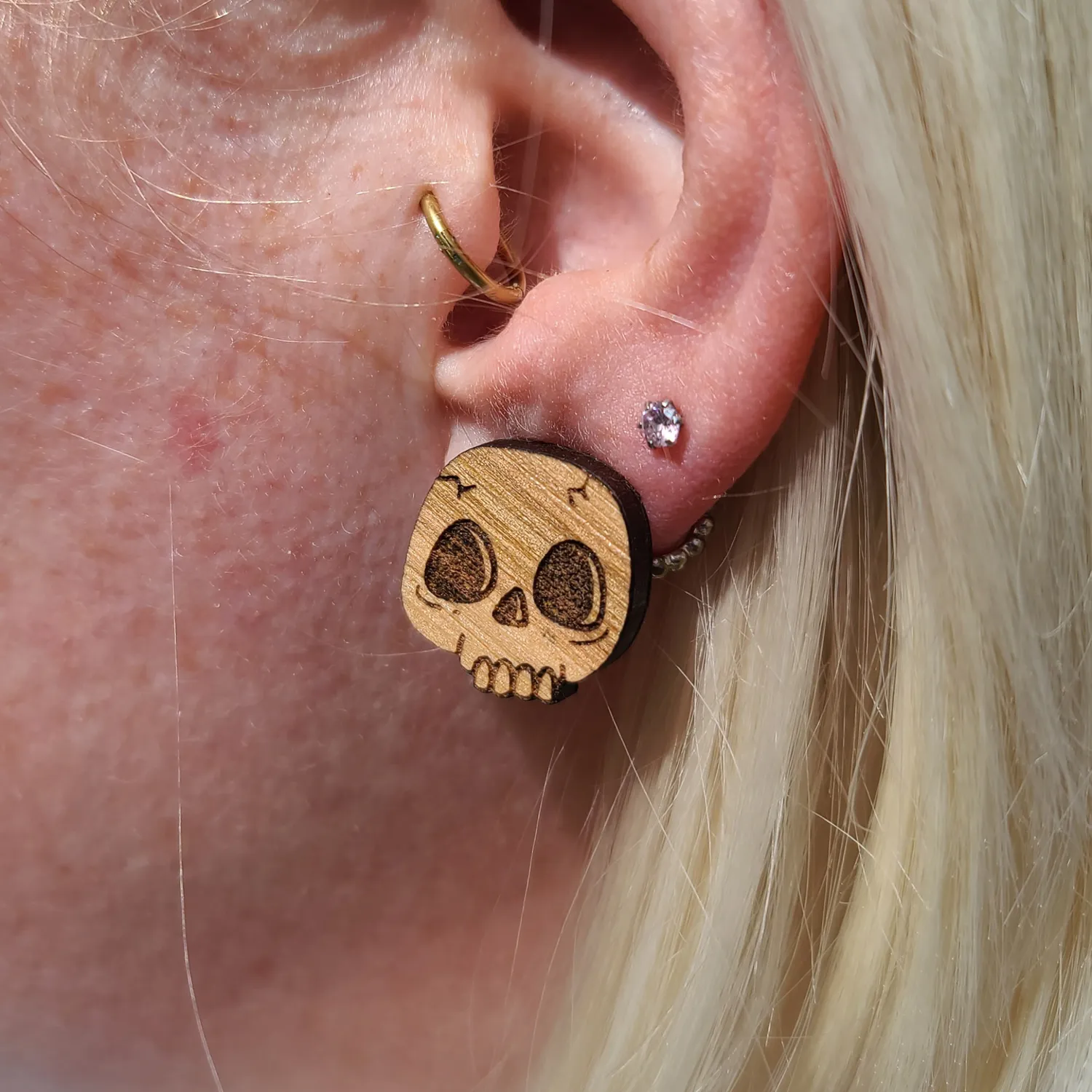 MiniKitty Wooden Skull Studs øredobber akryl