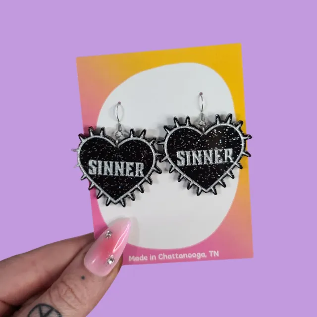 MiniKitty Sinner Black and Silver Spiked Heart øredobber svart akryl