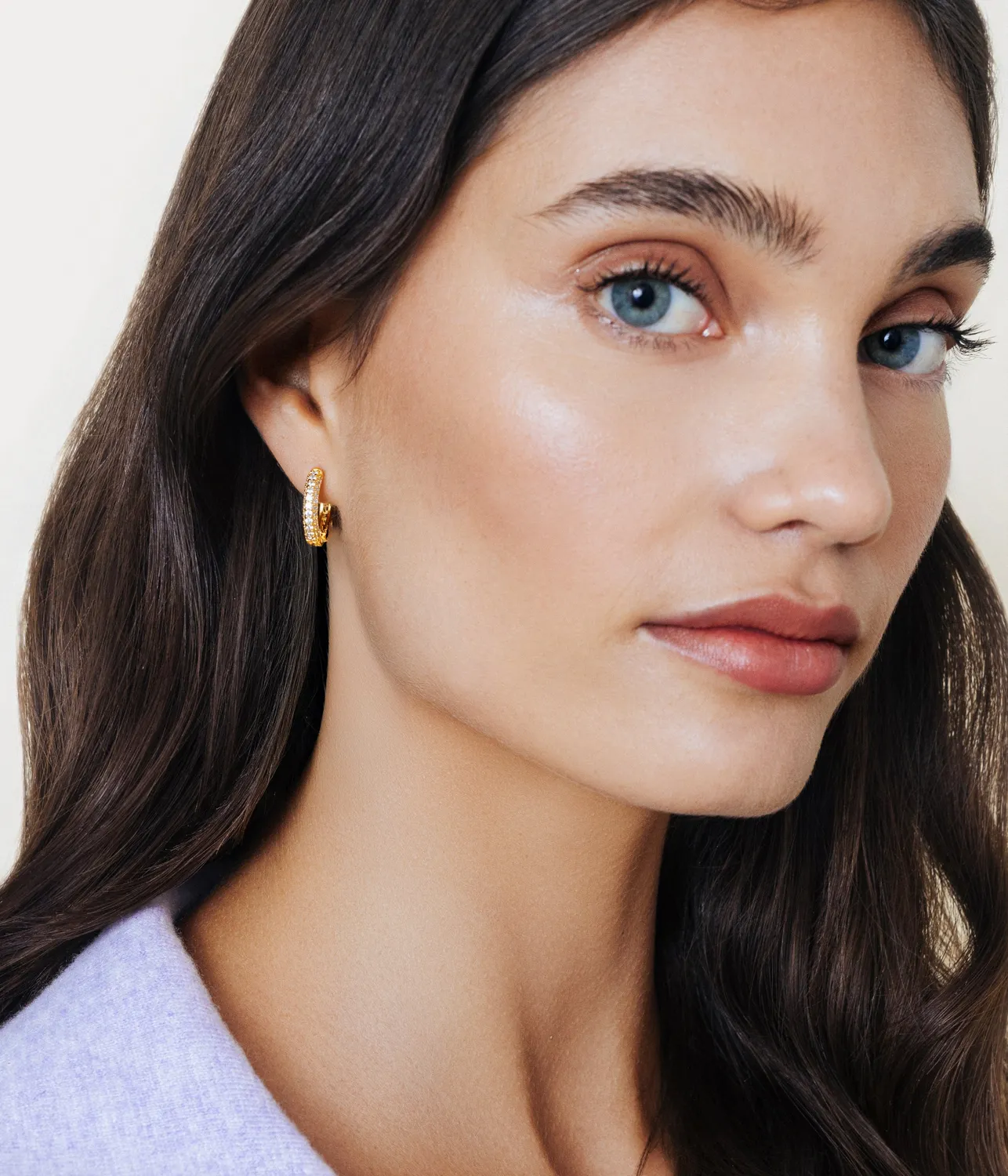 Loren Hope Pavé Huggie Hoops øreringer gull