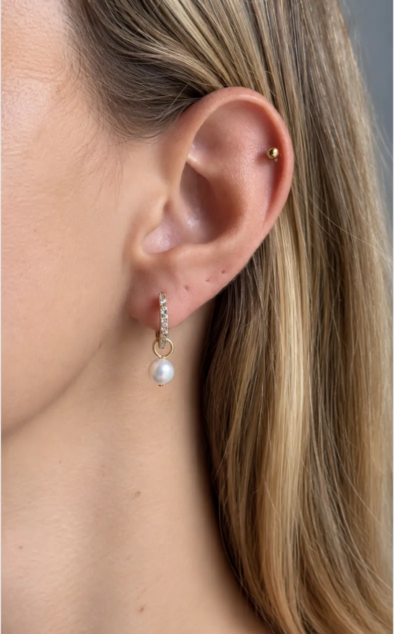 IOAKU Berry Pearl Petite Hoop øredobber gull perle