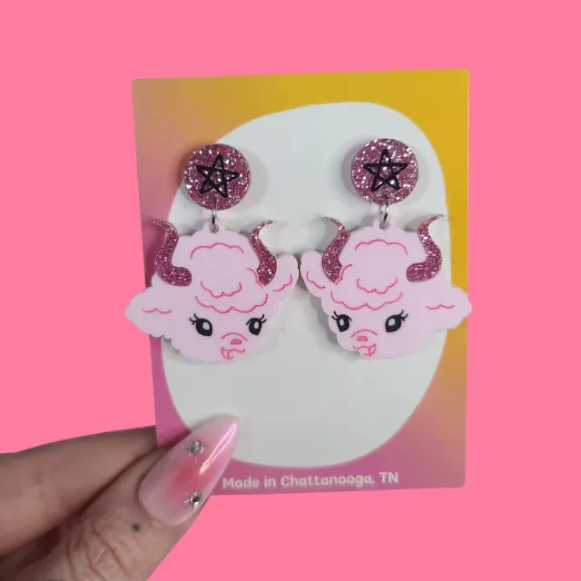 MiniKitty Devil Kitsch Pink Lamb øredobber rosa akryl