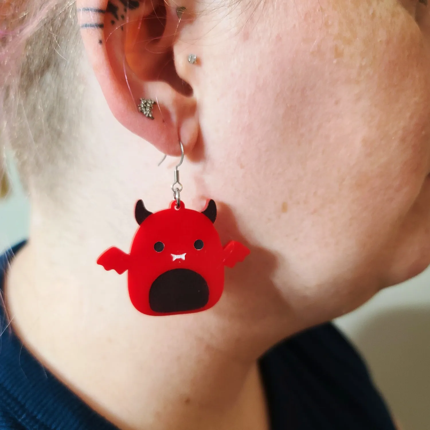 MiniKitty Squish Devil øredobber akryl gull sølv